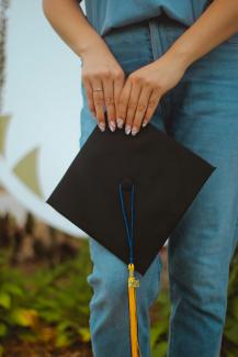 person in blue denim jeans holding black paper bag by ManuelTheLensman courtesy of Unsplash.